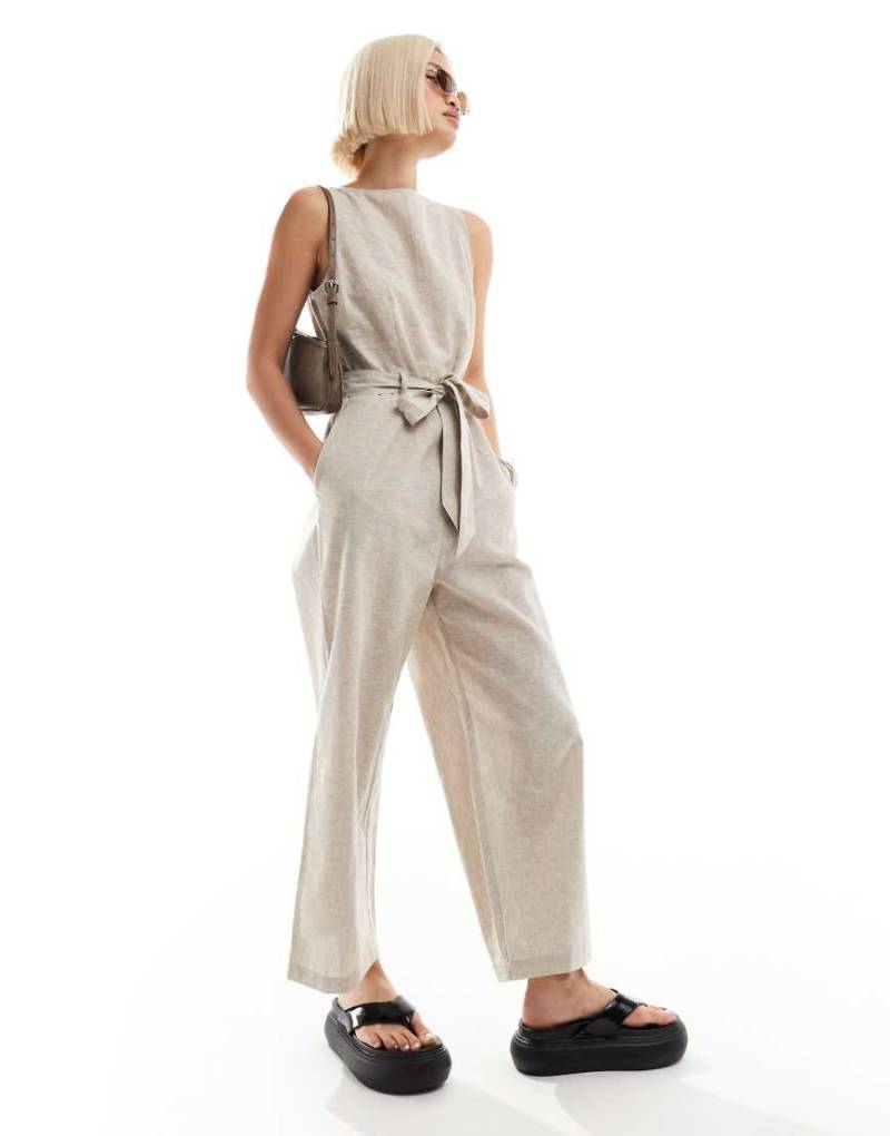 Monki - Ärmelloser Jumpsuit aus Leinen in Beige mit Bindegürtel-Neutral von Monki