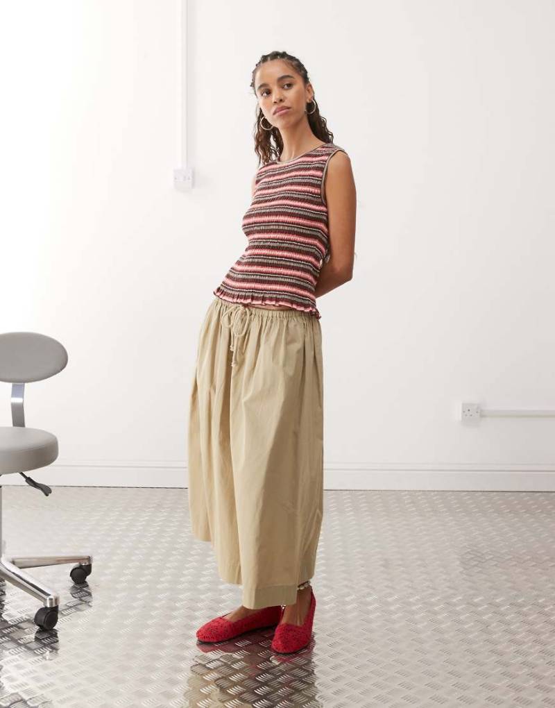 Monki - Ärmelloses, gesmoktes Hänger-Tanktop in Braun gestreift mit Rüschensaum von Monki