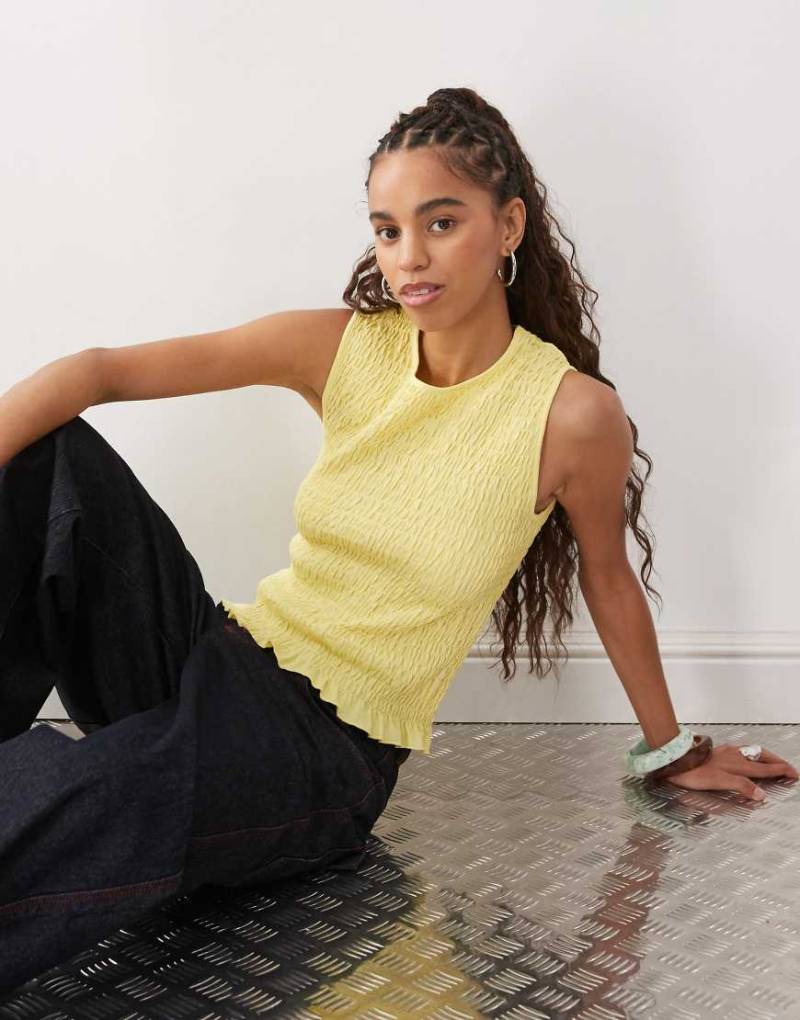 Monki - Ärmelloses, gesmoktes Hänger-Tanktop in Gelb mit Rüschensaum-Grün Monki - Ärmelloses, gesmoktes Hänger-Tanktop in Gelb mit Rüschensaum-Grün von Monki