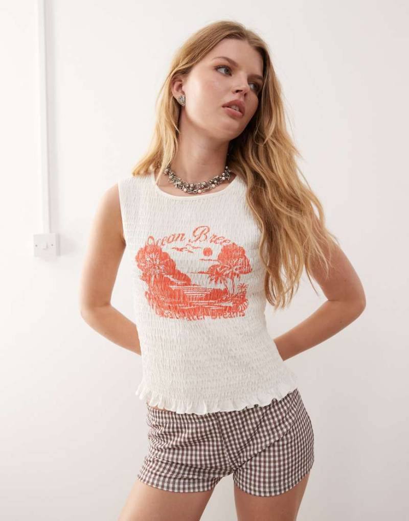 Monki - Ärmelloses, gesmoktes Tanktop in Weiß mit Rüschen und Ocean-Breeze-Print in kontrastierendem Orange von Monki