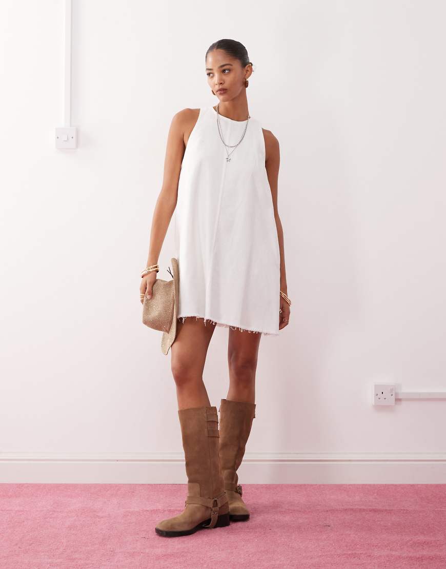 Monki - Ärmelloses Minikleid in A-Linie mit ausgefranstem Rand in Weiß von Monki