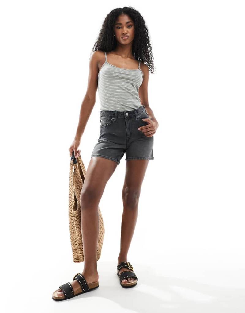 Monki - Aimo - Legere Jeansshorts mit Waschung in Schwarz von Monki