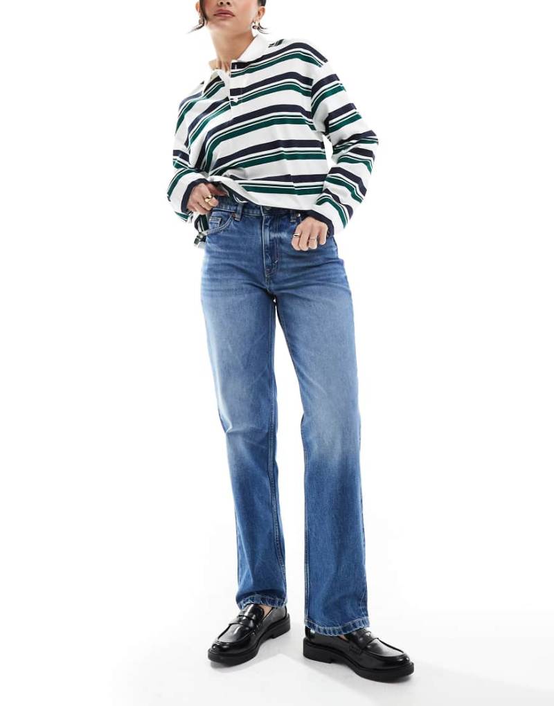 Monki - Aimo - Straight Jeans in mittelblauer Waschung mit mittelhohem Bund von Monki