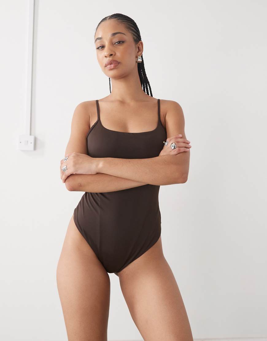 Monki - Badeanzug in Schokobraun mit U-Ausschnitt und hohem Beinausschnitt-Brown von Monki