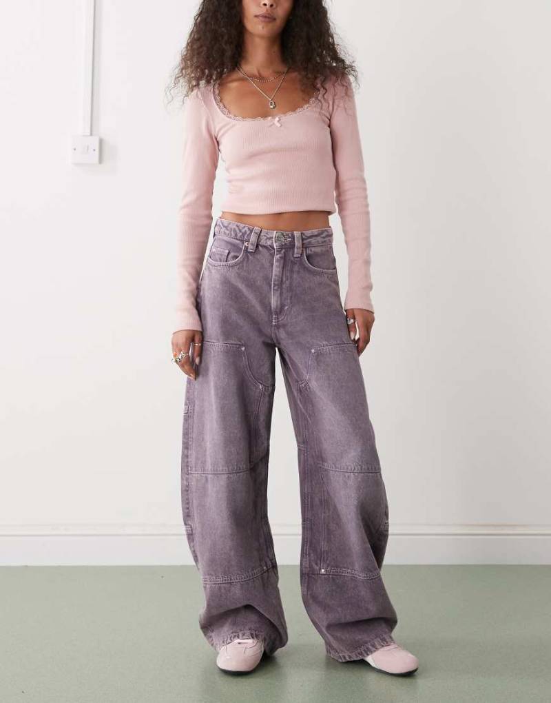 Monki - Barrel-Leg-Jeans in verwaschenem Fliedergrau mit Aufnäher von Monki