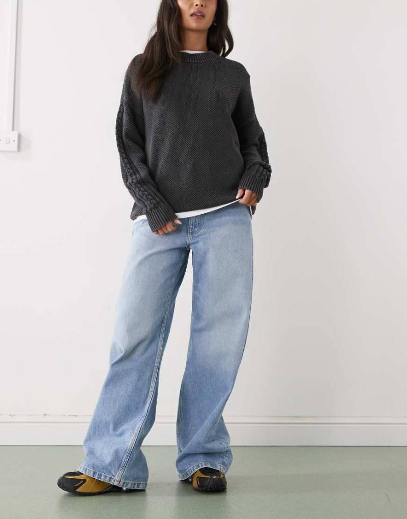 Monki - Barrel Leg Jeans in verwaschenem Mittelblau von Monki