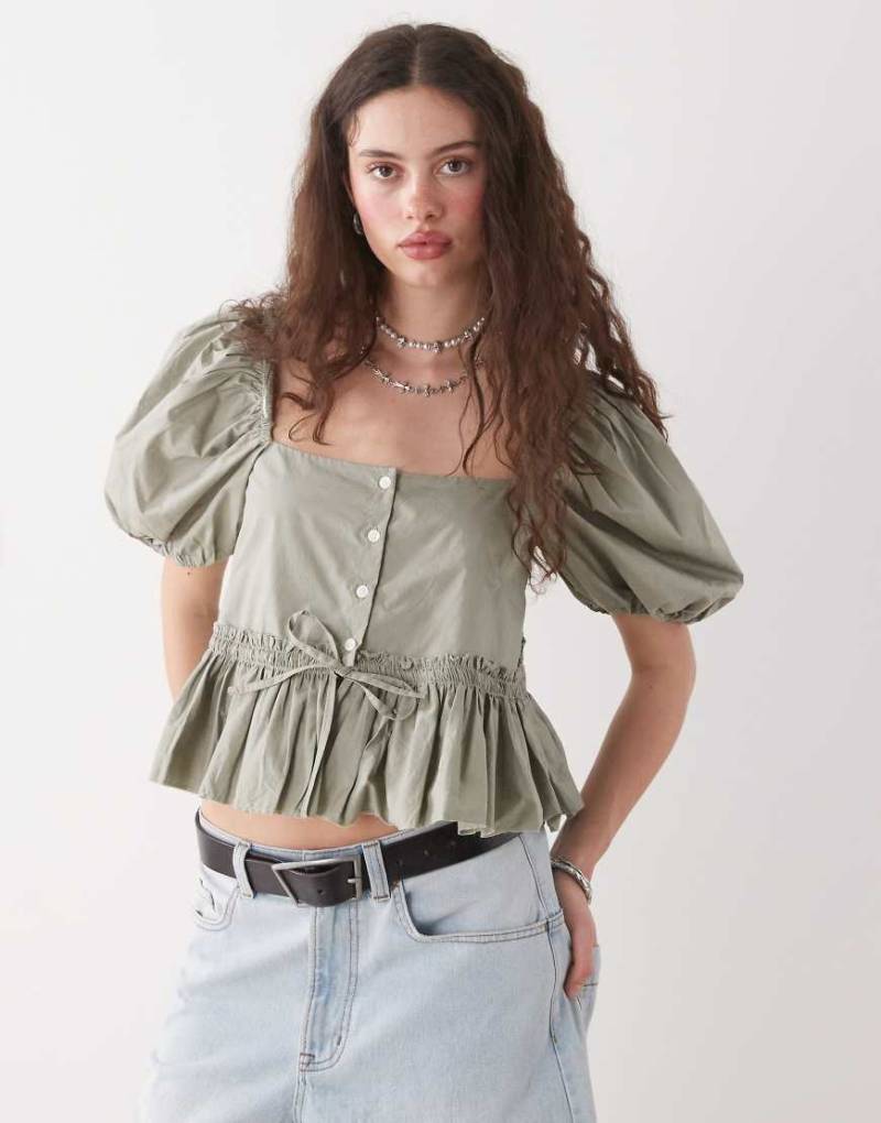 Monki - Bluse in Khaki im Milchmädchen-Stil mit Puffärmeln und Schößchen-Grün von Monki