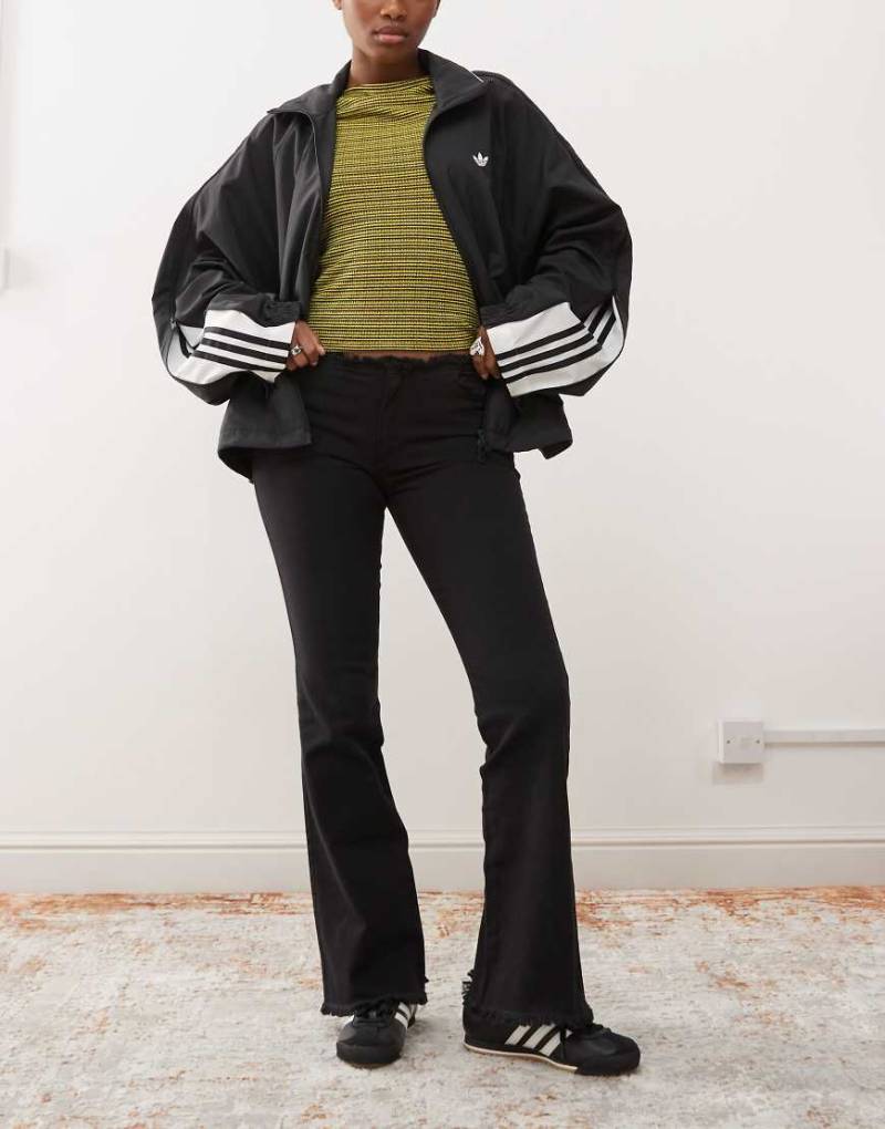 Monki - Bootcut-Stretch-Jeans in verwaschenem Schwarz mit niedrigem Bund von Monki