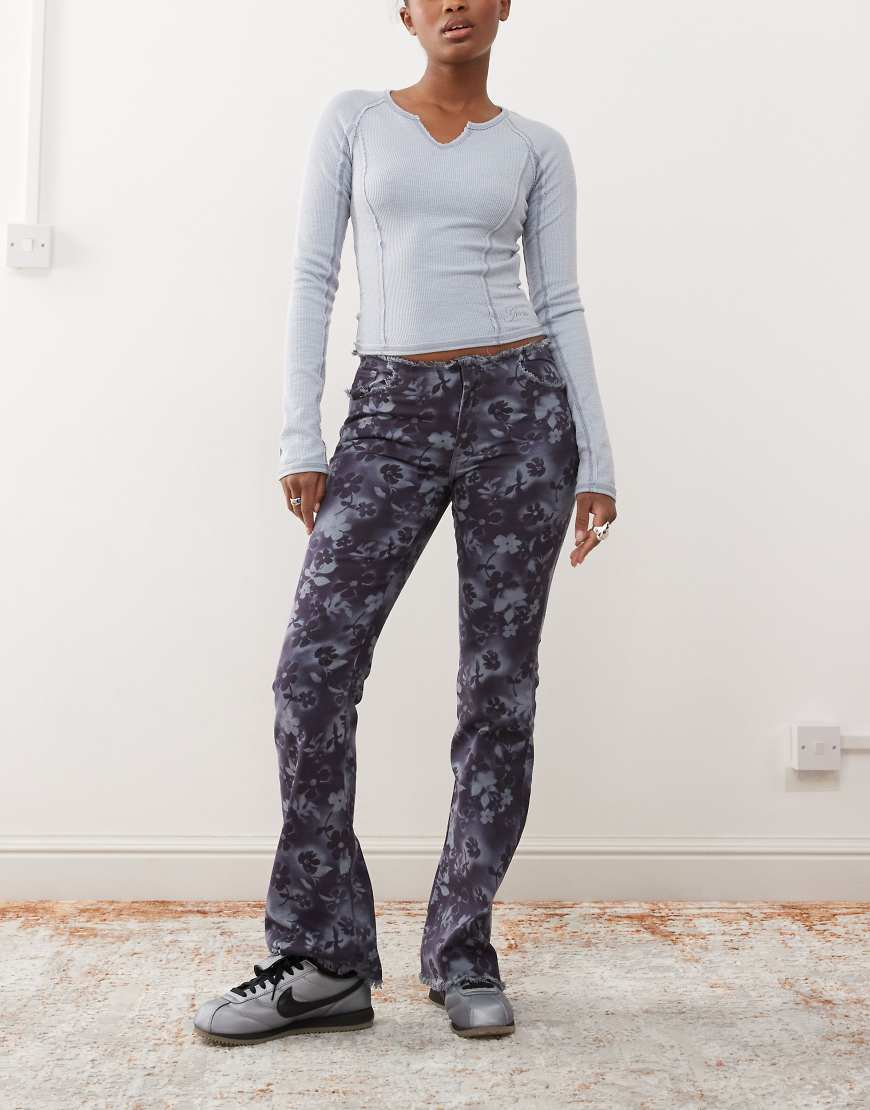 Monki - Bootcut-Stretch-Jeans mit blauem Blumenmuster und niedrigem Bund von Monki