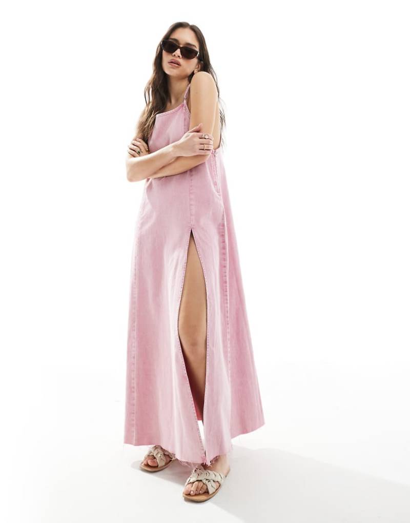 Monki - Cami-Maxikleid in Rosa aus Denim mit Schlitz vorn von Monki