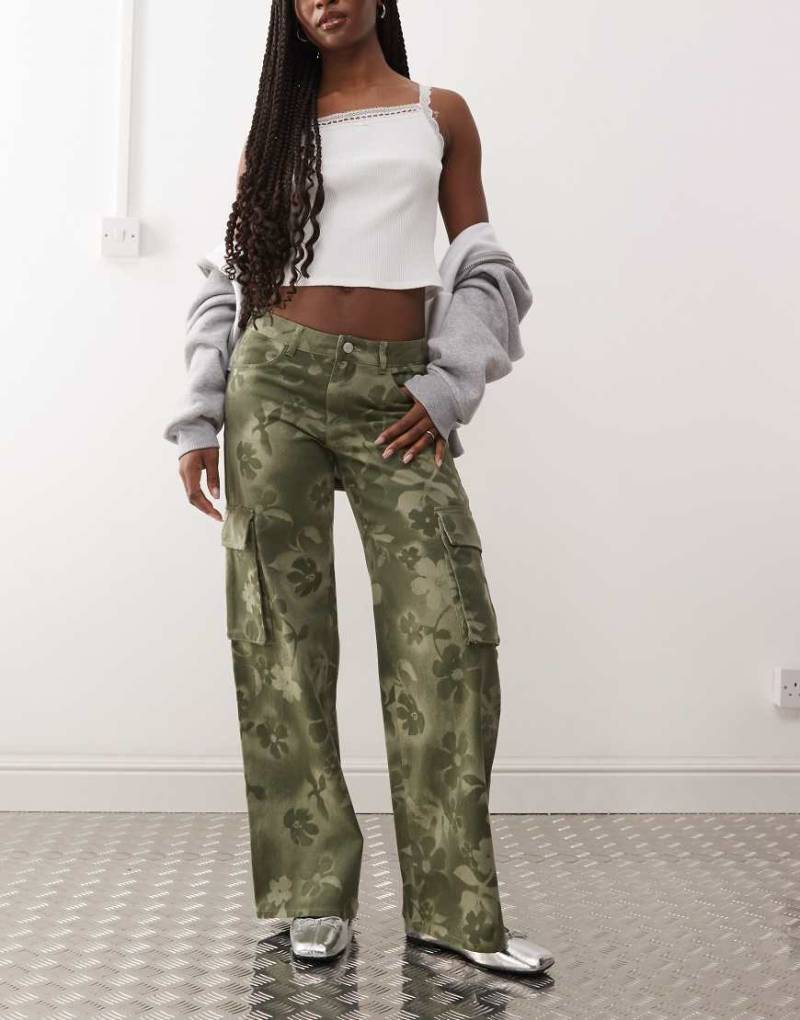 Monki - Cargohose in Khaki mit Blumenprint-Grün von Monki