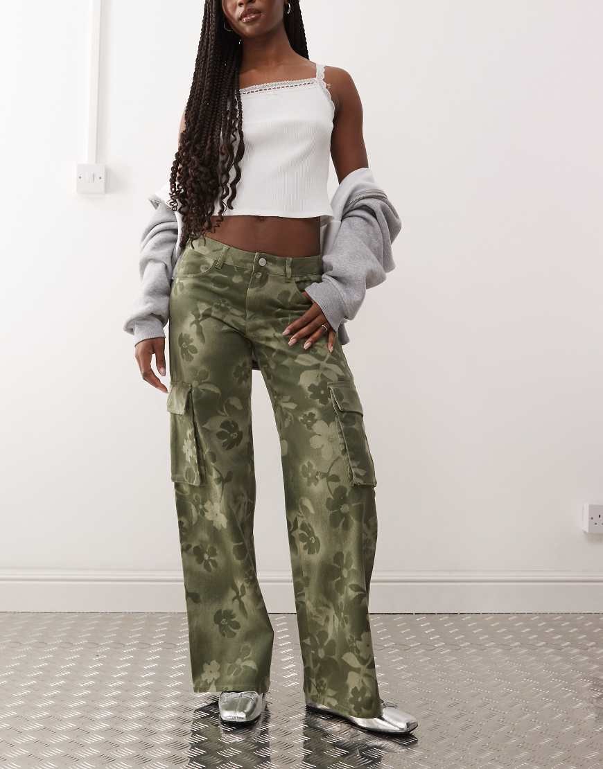 Monki - Cargohose in Khaki mit Blumenprint-Grün von Monki