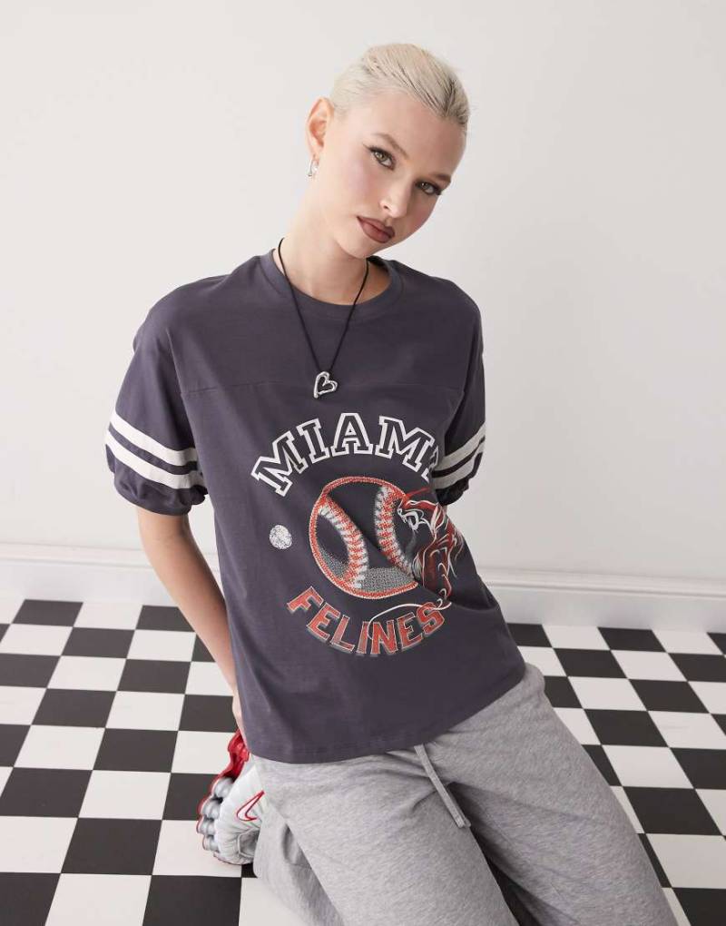 Monki - College-T-Shirt in Schwarz mit Oversize-Schnitt von Monki