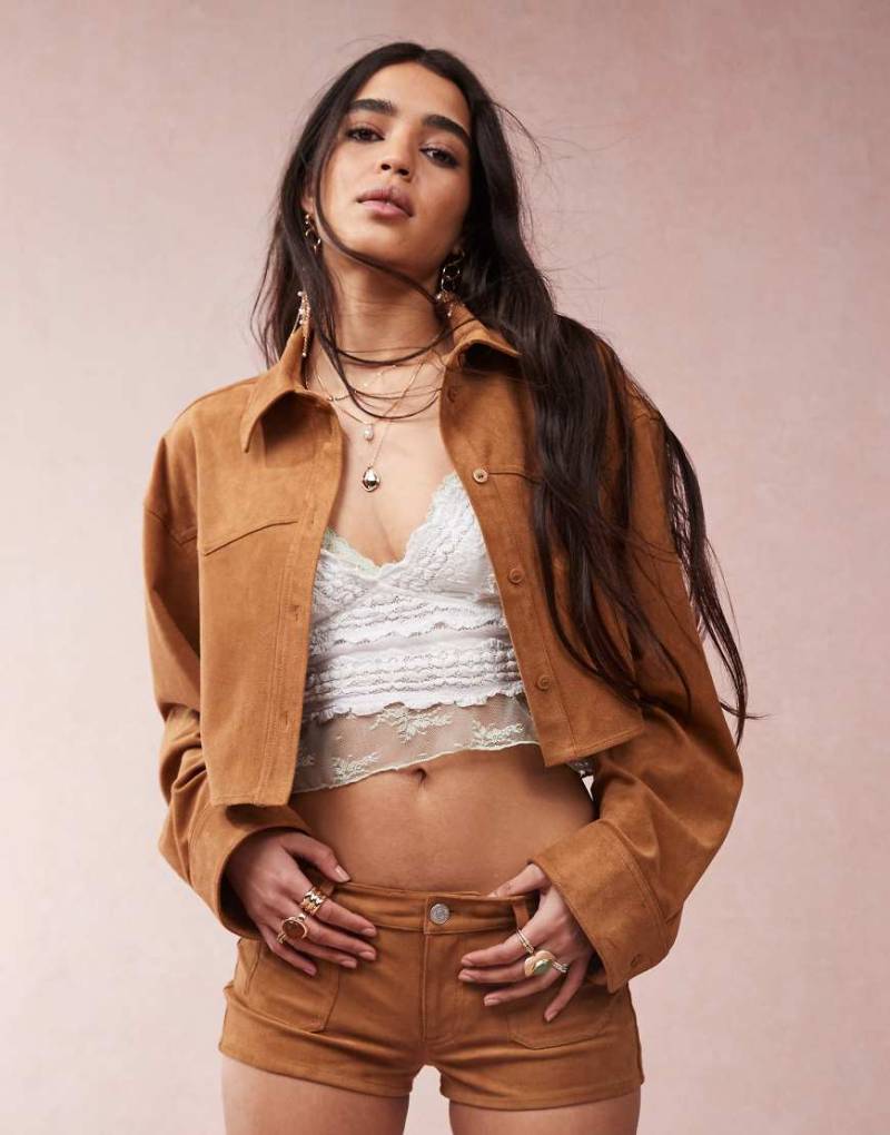 Monki - Cropped Hemdbluse aus Wildlederimitat in Hellbraun mit Western-Detail, Kombiteil-Neutral von Monki