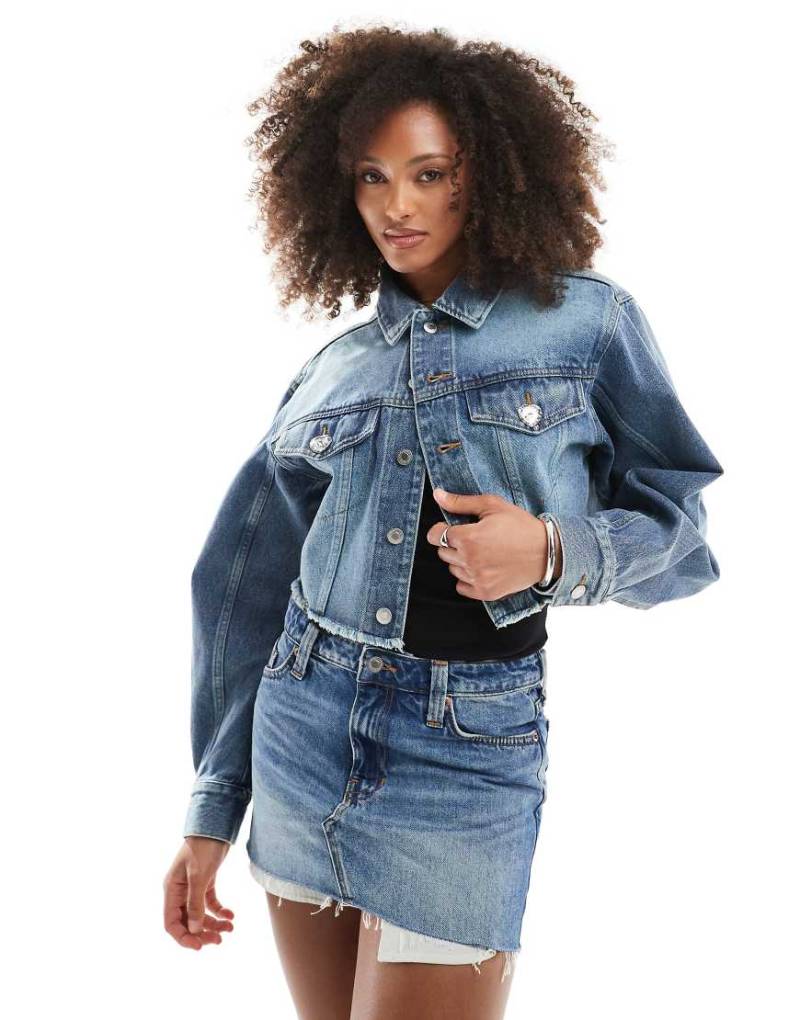 Monki - Cropped-Jeansjacke in mittelblauer Waschung mit offenem Saum von Monki