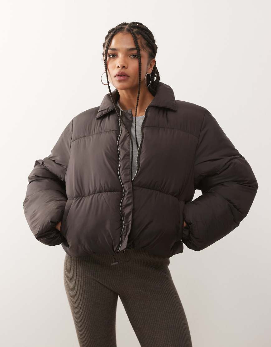 Monki - Cropped-Steppjacke in Braun mit Verzierung am Kragen-Brown von Monki