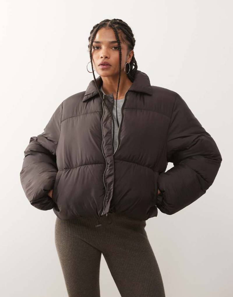 Monki - Cropped-Steppjacke in Braun mit Verzierung am Kragen-Brown von Monki