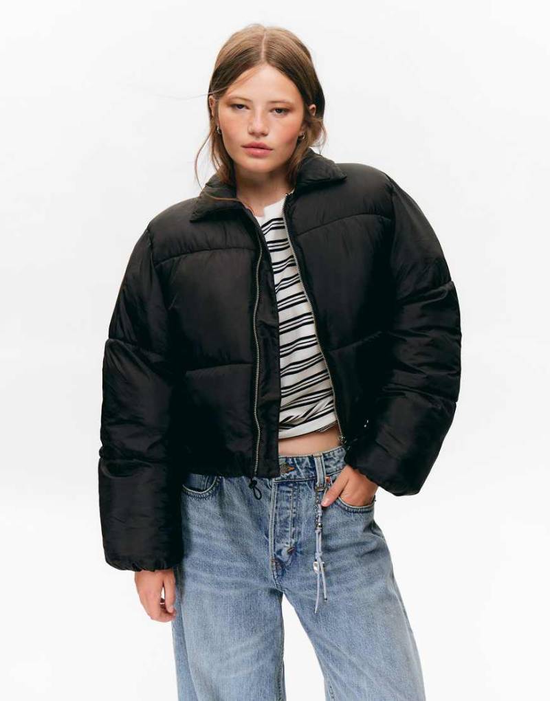 Monki - Cropped Steppjacke in Schwarz mit Verzierung am Kragen von Monki
