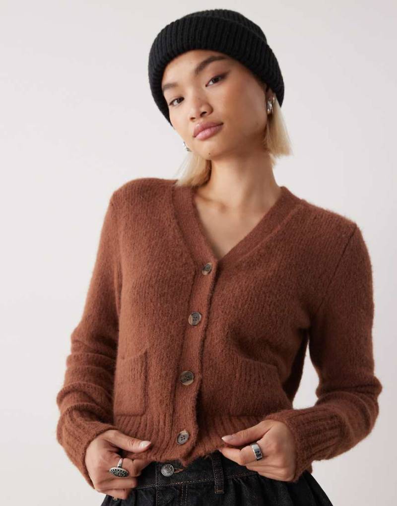 Monki - Cropped Strickjacke in Braun mit Fronttaschen-Brown von Monki
