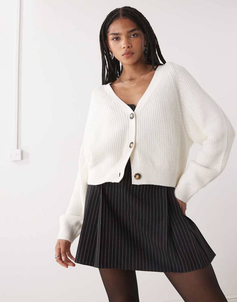 Monki - Cropped-Strickjacke in Ecru-Weiß von Monki