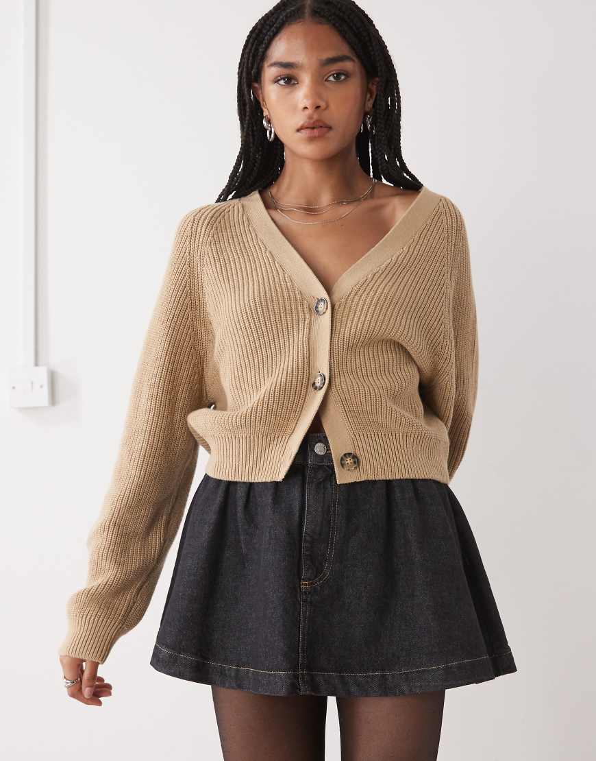 Monki - Cropped-Strickjacke in Haferbeige-Neutral Monki - Cropped-Strickjacke in Haferbeige-Neutral von Monki