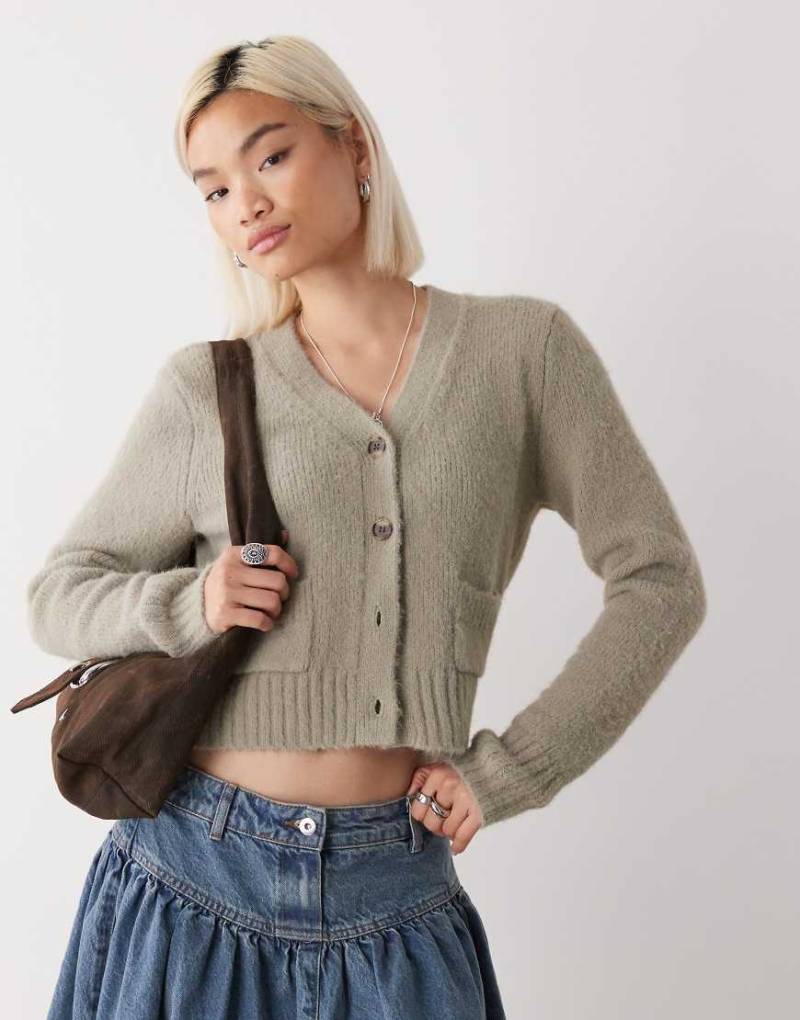 Monki - Cropped-Strickjacke in Khaki mit Fronttaschen-Grün von Monki