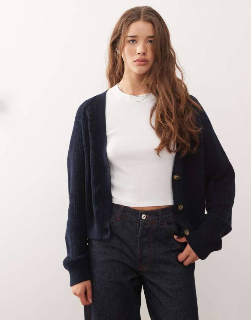 Monki - Cropped-Strickjacke in Marineblau von Monki