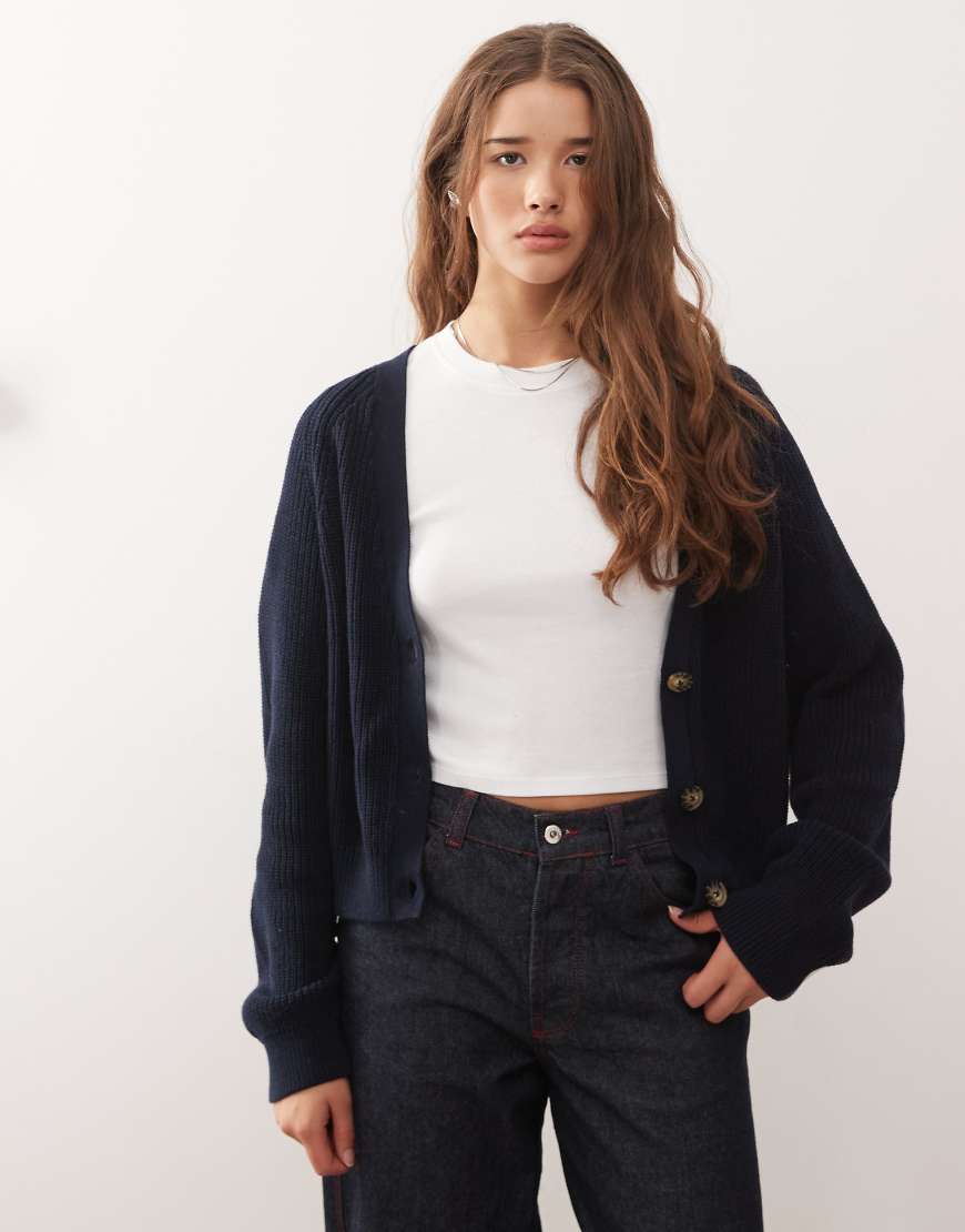 Monki - Cropped-Strickjacke in Marineblau von Monki