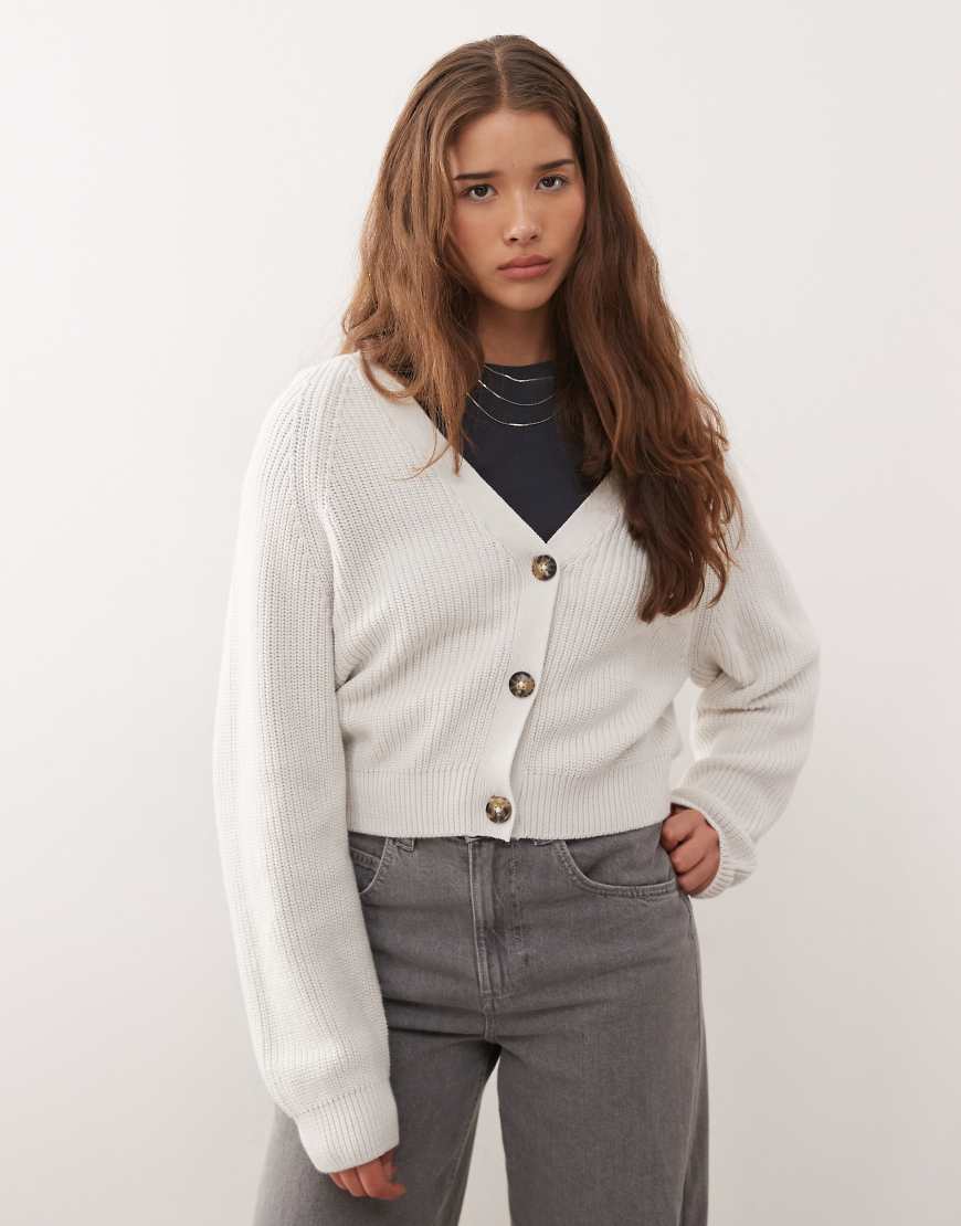 Monki - Cropped-Strickjacke in Sanftgrau von Monki