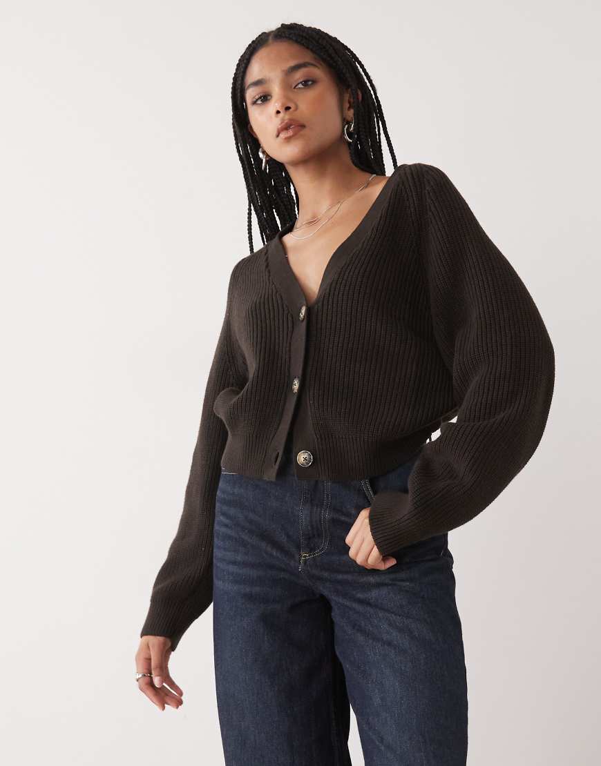 Monki - Cropped-Strickjacke in Schokobraun-Brown Monki - Cropped-Strickjacke in Schokobraun-Brown von Monki