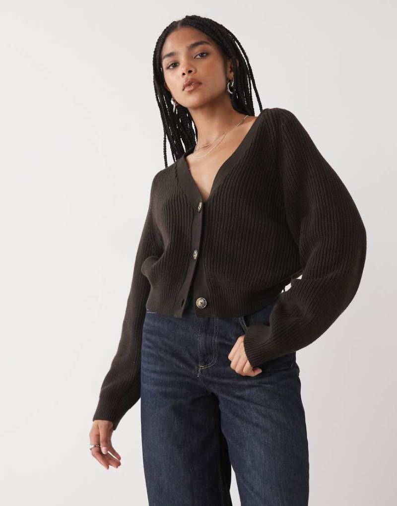 Monki - Cropped-Strickjacke in Schokobraun-Brown Monki - Cropped-Strickjacke in Schokobraun-Brown von Monki
