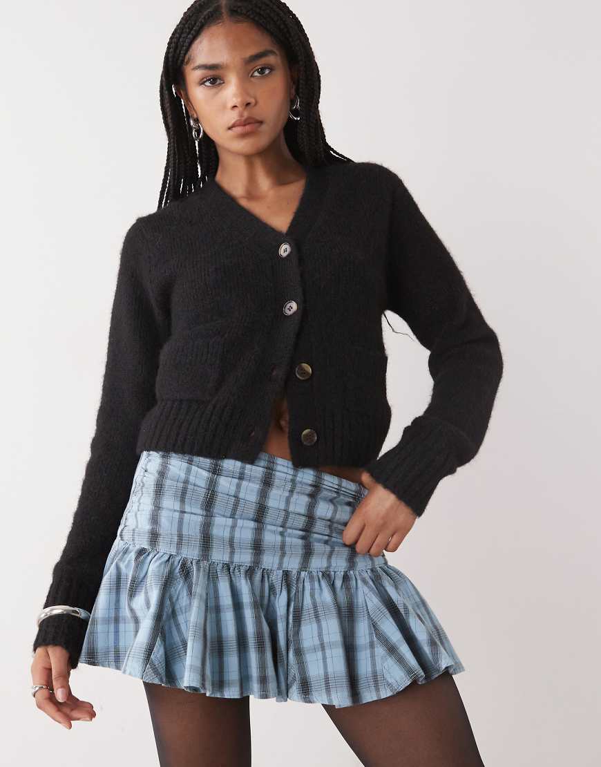 Monki - Cropped-Strickjacke in Schwarz mit Fronttaschen Monki - Cropped-Strickjacke in Schwarz mit Fronttaschen von Monki