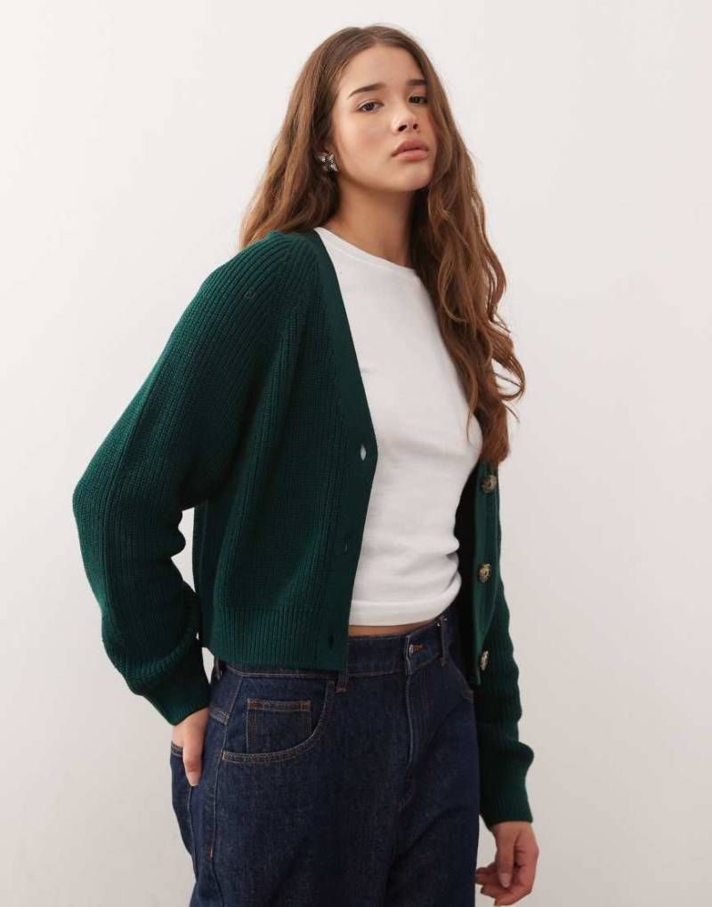 Monki - Cropped-Strickjacke in Tannengrün von Monki