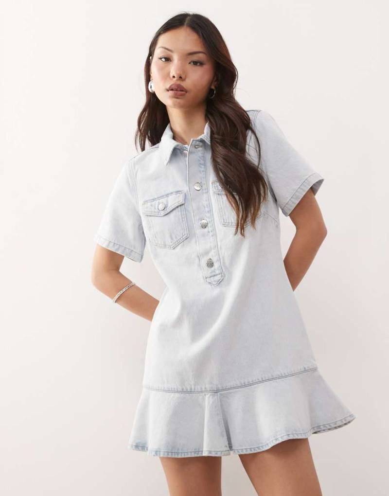 Monki - Denim-Tunikakleid in hellblauer Waschung mit schwingendem Rand von Monki