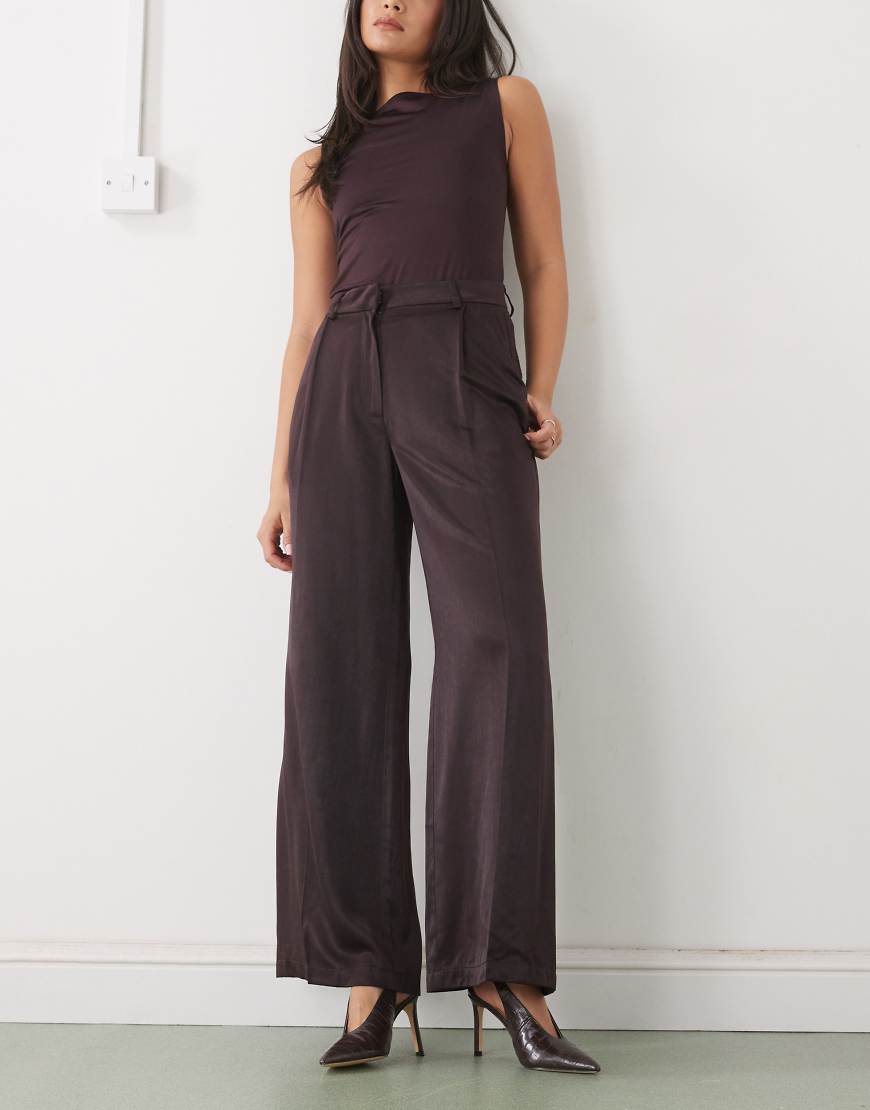 Monki - Elegante Hose aus Satin in dunklem Schokobraun mit weitem Bein-Brown von Monki
