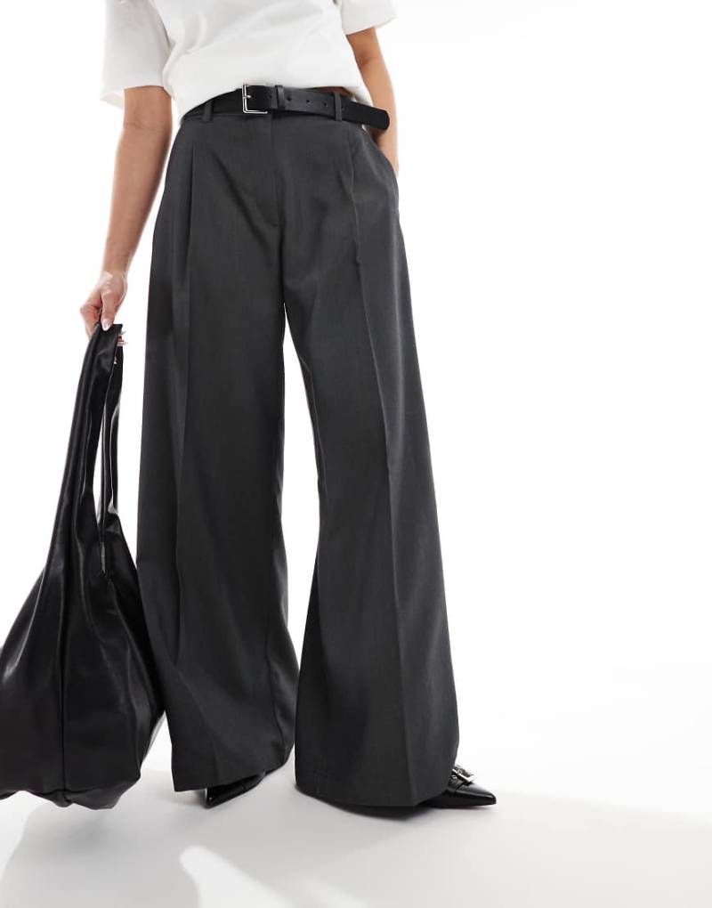 Monki - Elegante Hose in Dunkelgrau meliert mit weitem Schnitt und hohem Bund von Monki