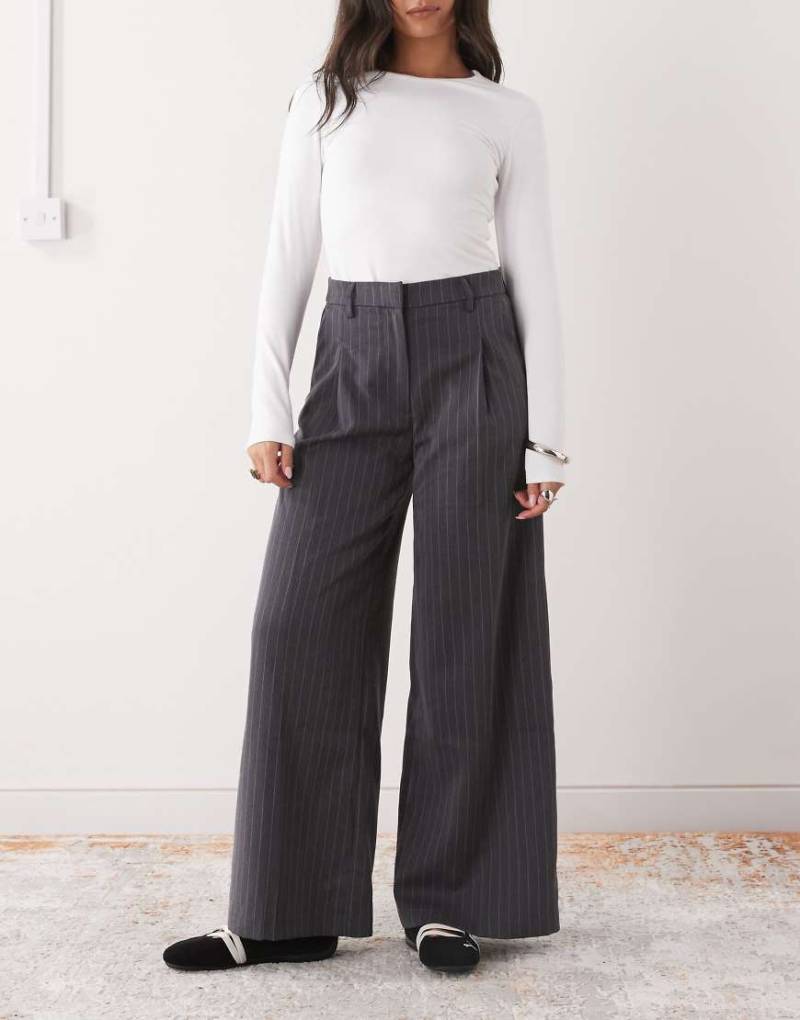 Monki - Elegante Hose in Dunkelgrau mit weitem Schnitt, hohem Bund und Nadelstreifen von Monki