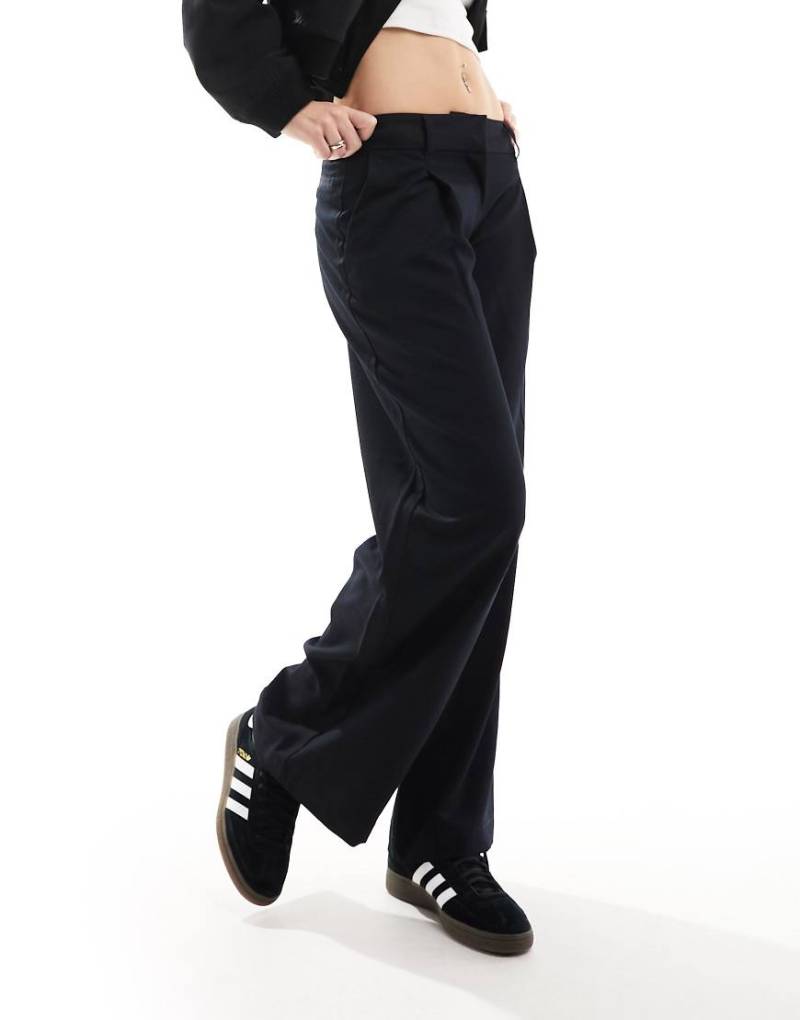 Monki - Elegante Hose in Schwarz mit weitem Bein und niedriger Taille von Monki