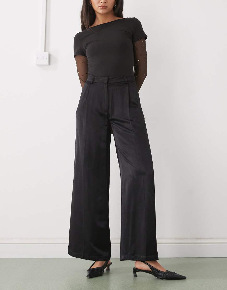 Monki - Elegante Satinhose in Schwarz mit weitem Bein von Monki