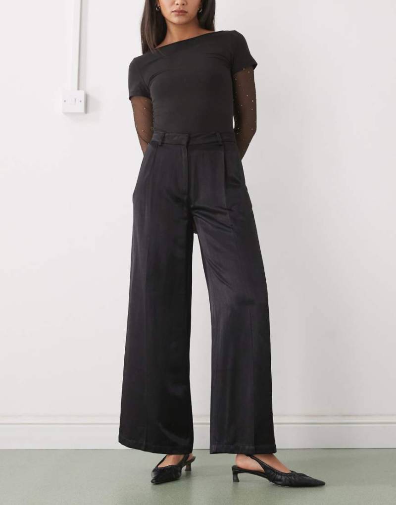 Monki - Elegante Satinhose in Schwarz mit weitem Bein von Monki