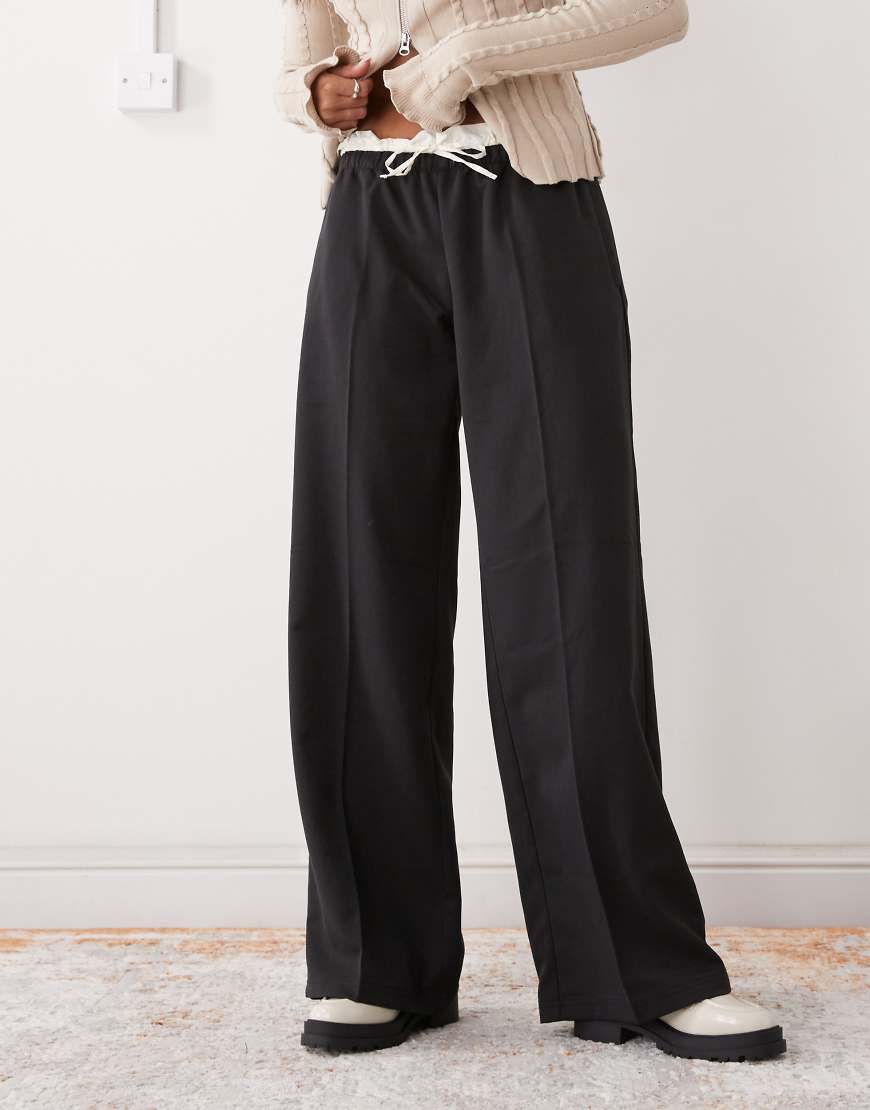 Monki - Elegante Schlupfhose aus Baumwolle in Schwarz mit Bund aus Baumwolle von Monki