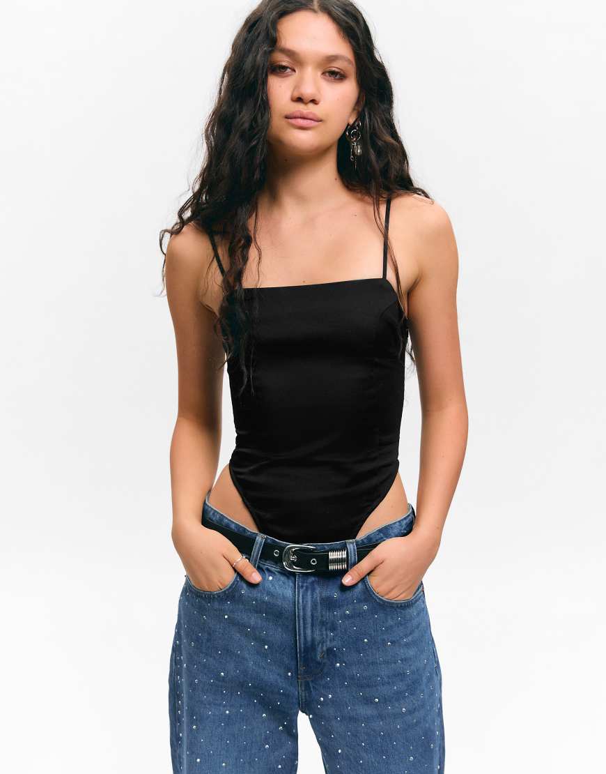 Monki - Eleganter, elastischer Body in Schwarz mit schmalen Trägern von Monki