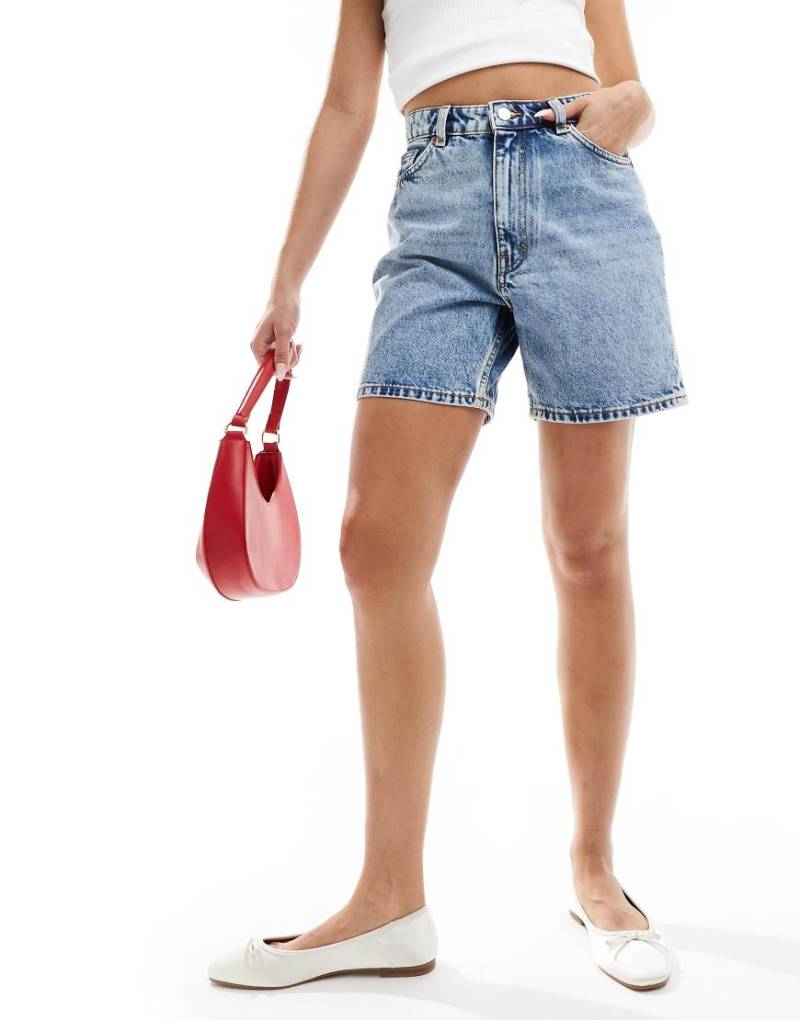 Monki - Elfie - Jeans-Shorts in mittelblauer Waschung mit normalem Schnitt von Monki