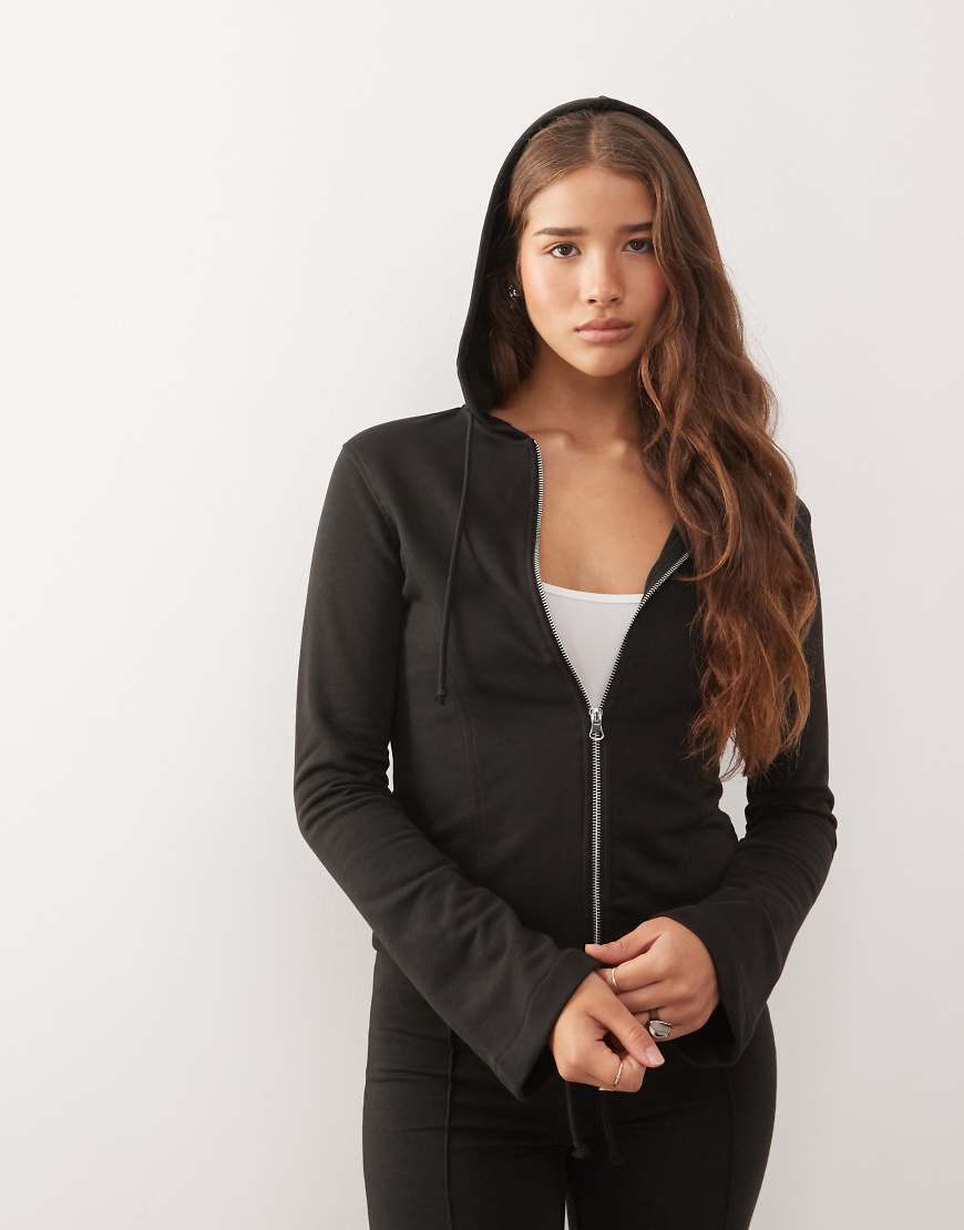 Monki - Figurbetonter Kapuzenpullover in Schwarz mit ausgestellten Ärmeln, Kombiteil Monki - Figurbetonter Kapuzenpullover in Schwarz mit ausgestellten Ärmeln, Kombiteil von Monki