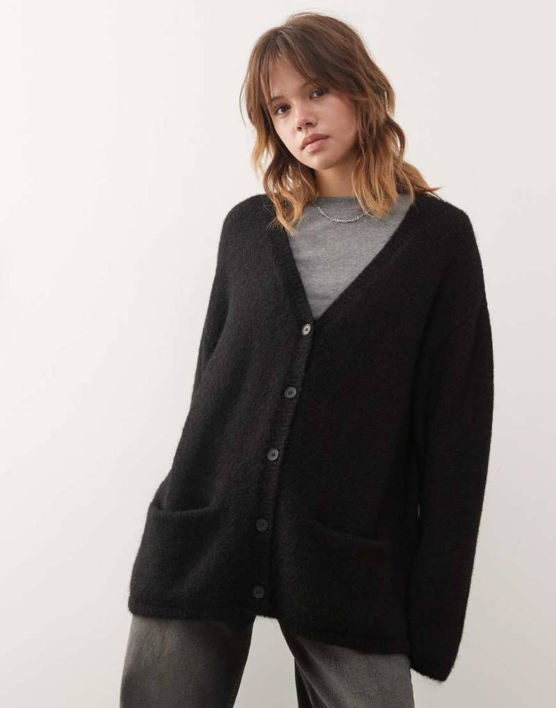 Monki - Flauschige Oversize-Strickjacke aus Wollmix in Schwarz von Monki