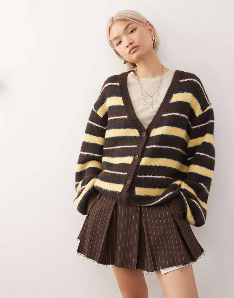Monki - Flauschige Oversize-Strickjacke in Braun und Gelb mit Streifen-Brown von Monki