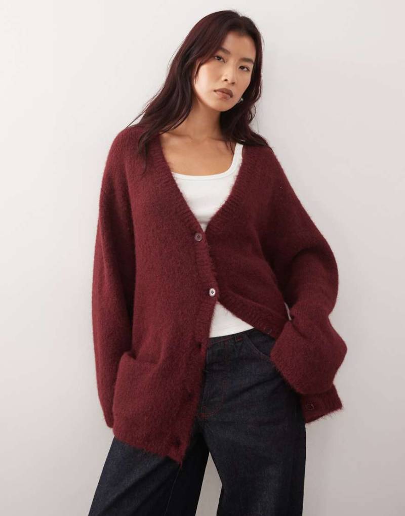 Monki - Flauschige Oversize-Strickjacke in Burgunderrot-Lila von Monki