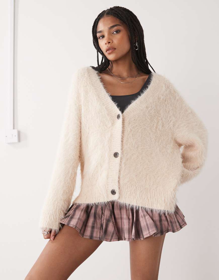 Monki - Flauschige Strickjacke in Hellrosa mit Knopfleiste vorne von Monki