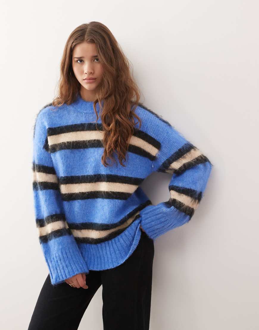 Monki - Flauschiger, gestreifter Oversize-Pullover in Blau und Schokobraun-Brown von Monki