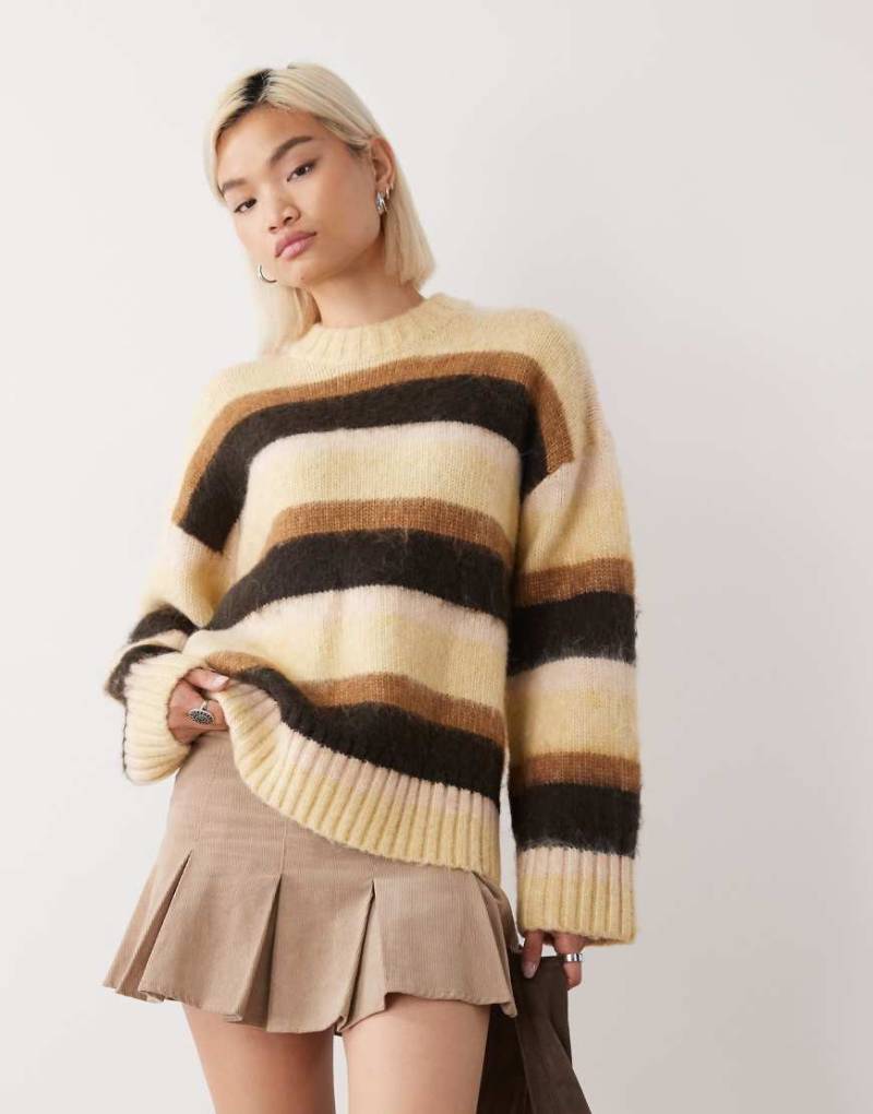 Monki - Flauschiger, gestreifter Oversize-Pullover in Buttergelb von Monki